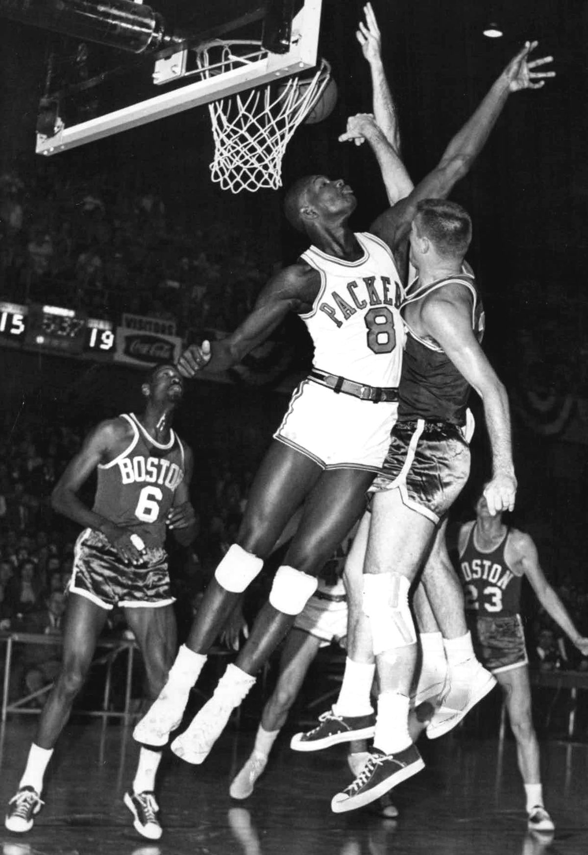 A basketball game in 1961 between the Chicago Packers and the Boston Celtics. From left to rightː Bill Russell, Walt Bellamy, Tommy Heinsohn and Frank Ramsey