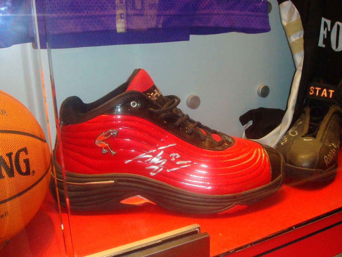 Basketballschuh v. Shaquille O'Neal